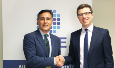 Raul Vila de TICH Consulting y Luis Mendicuto de ASPE el día de la firma por la renovación